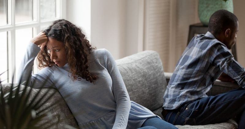 Personne pensive réfléchissant à la fin d’une relation extraconjugale RextraC