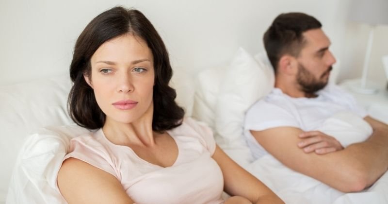 Couple assis en silence montrant des signes que leur couple va mal relationsextraconjugales.fr