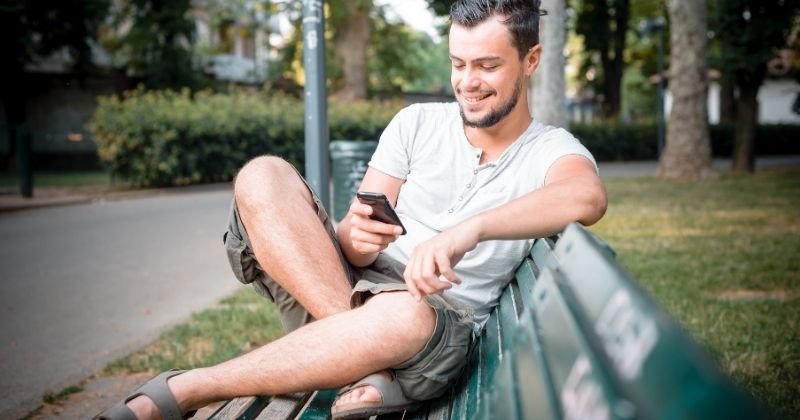 homme au téléphone micro-infidélité relationsextraconjugales.fr