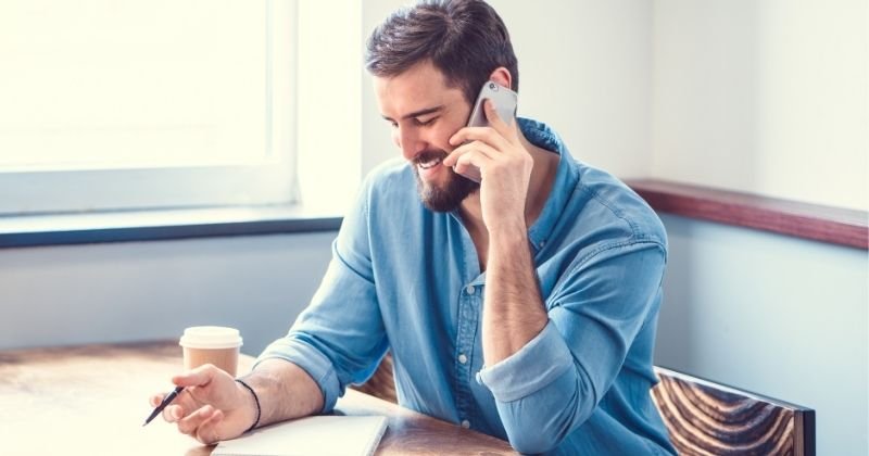 homme au téléphone infidélité relationsextraconjugales.fr